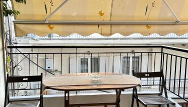 Mamour Apartments, Near Tram & 8' to Beach, Queen Bed Comfort - Foto 3