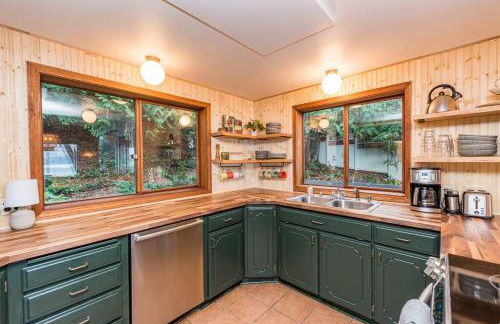 Waterfront Retreat with Fireplace, Hot Tub & Sauna - Foto 24