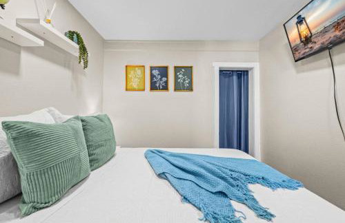 Remodeled 2BR Apartment w/ Garden Deck - Photo 15