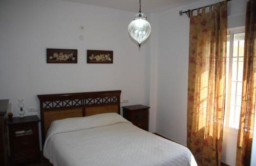 Moderno y amplio chalet, con piscina privada - Foto 38