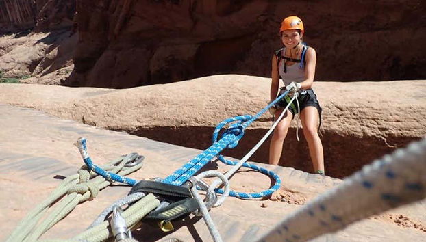 Une fille s'apprêtant à descendre le canyon