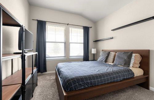 Charming 4BR Home w Spacious Backyard in Hutto - Foto 47