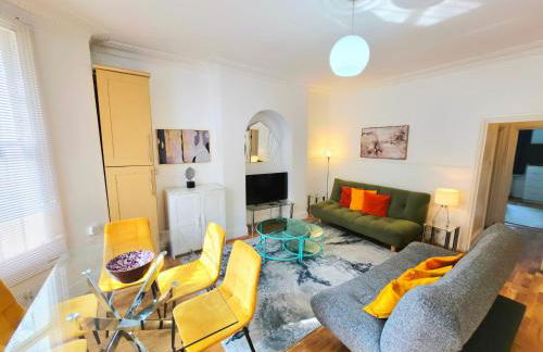 Spacious & Cosy 2 Bedroom Home plus 2 Sofa-beds with Private Entrance and Back Patio, 3 min walk to Earl's Court Station - Photo 13
