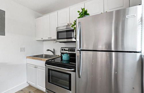 Stylish 2 BR Condo - Free Parking on Premises - Foto 35