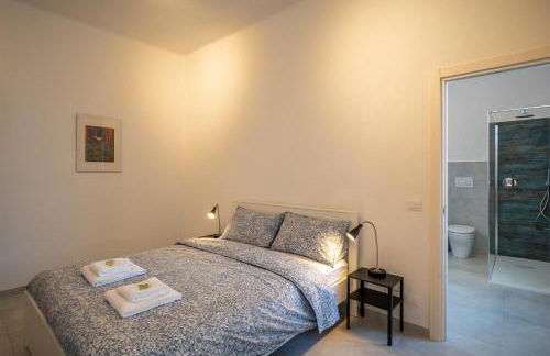 A step from the Beach - Roomy Apt with Sea Glimpse - Foto 12