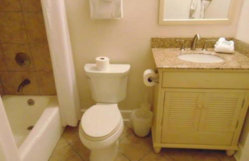 W2 Ocean Walk Resort upstairs 2 bed king and two twins next to back pool - Foto 4