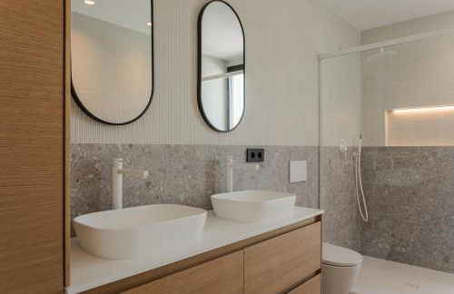 Ultra-Modern 5-Bed Luxury Chalet with Private Pool & Home Cinema 13 Min To Beach - Foto 44