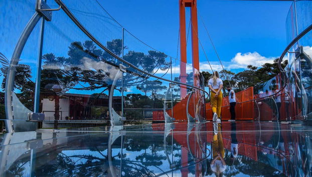 Caminhando pela plataforma de vidro do Skyglass