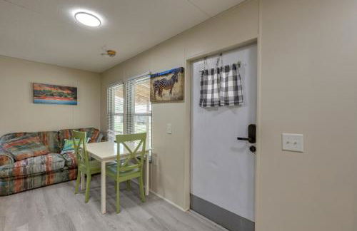 Morriston Getaway with Patio - Near HITS Farm! - Foto 16