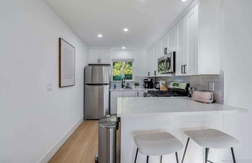 Brand New Apt w Parking Blocks from Downtown- E - Photo 4