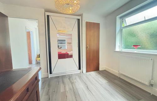 2BR Comfortable Spacious Furnished Property with Parking - Foto 23