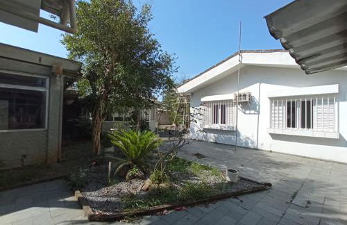 Casa 30 metros da praia com wifi e garagem 6 carros - Photo 46