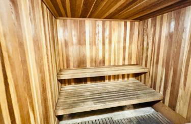 Luxury Pool View Spa Suite-Massage Chair-Steam Sauna-Welcome Champagne ! - Foto 17