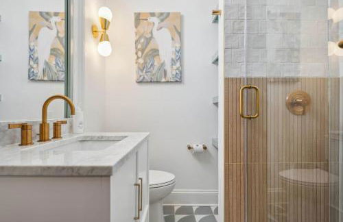 Beautiful Renovated Apartment One Block from King - Foto 9