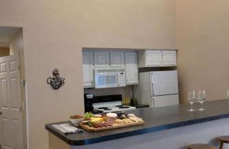 New, Spacious and charming, with a river view, conveniently located near skiing and golf - Foto 5