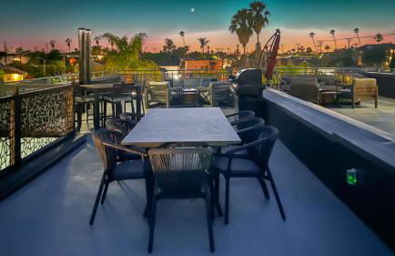 NEW Luxury Concrete Home Just Minutes from the Beach - Foto 48