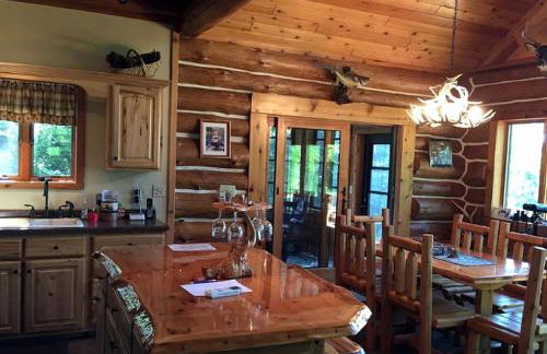 English Lake Escape -Custom Waterfront Log Cabin in Chequamegon National Forest - Foto 3