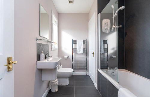 NEW Four Bedroom House - all rooms ensuite - Photo 29