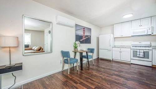 Totally New Awesome North Fresno Back Studio - Foto 4, stove, minibar