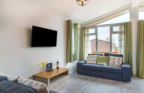 Dove Lodge - Peak District Cabin - Photo 17