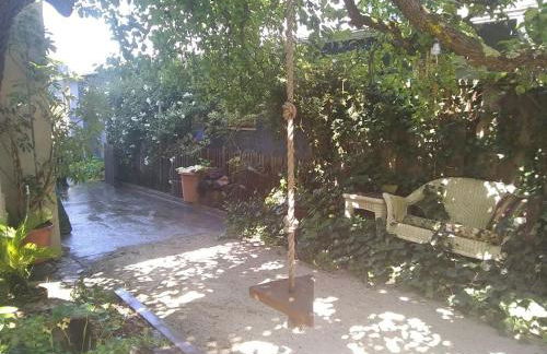 Summer-house OASIS on quiet street in ROCKRIDGE - Photo 31