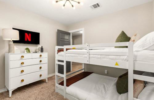 Lux 5BR gem with Heated Pool, SPA, and Outdoor Movie Theater - Foto 24