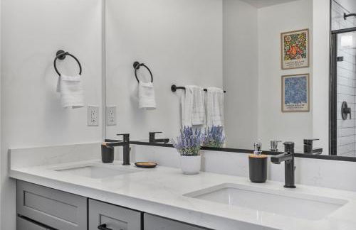 Stylish Phoenix Suite by Zenia Stays - Central & Cozy Escape - Foto 37