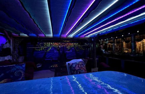 Artistic Retreat, King Suite with Private Balcony! - Foto 21