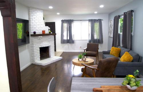 Cozy 3BR Home With Pool, Yard, Garage, and 80 inch TV! - Foto 12