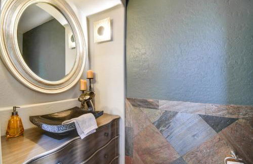 Luxe Couples Retreat with Pool and Outdoor Kitchen! - Foto 20