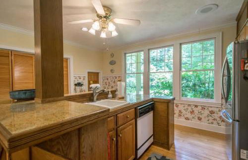 Historic 4BR Colonial with Pool Table and Fire Pit - Foto 14