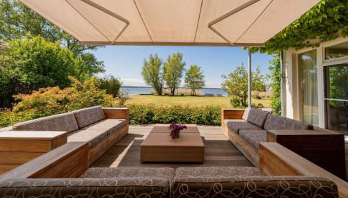 Ferienhaus Peeneblick - exklusives Traumhaus in Direktlage am Wasser mit Bootssteg und Aussensauna - Foto 5, Garden, Garden view