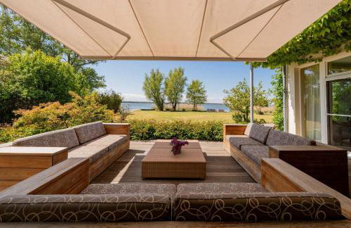 Ferienhaus Peeneblick - exklusives Traumhaus in Direktlage am Wasser mit Bootssteg und Aussensauna - Foto 5