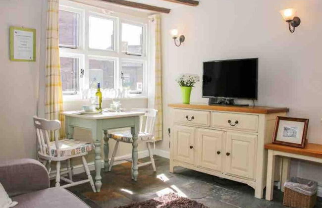 Cottagesleeps2-fireplace-valleyview-patio-garden - Photo 8