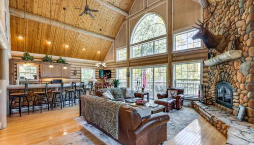 Secluded Log Cabin with Game Room and Forest Views - Foto 5
