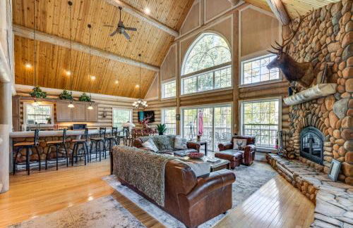Secluded Log Cabin with Game Room and Forest Views - Foto 5