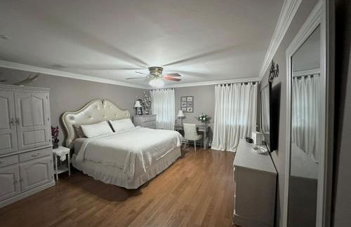 Spacious Family Friendly Backyard Retreat - Photo 9