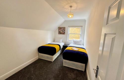 Spacious 3-Bed Home with Garden, Private Parking, Smart Tv's, Fast Wi-Fi - Photo 30