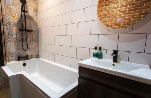 NEW Refurbished Cottage near Alton Towers Sleeps 6 Ashbourne Peak District Derbyshire - Foto 10