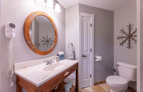 Snowshoe Village Ski-in - Ski-out Condo w Hot Tub - Foto 20