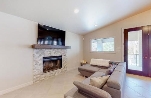 Lakefront home with hot tub, dock, kayaks, central AC, & great lake views - Foto 4