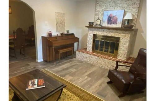 StockYards! Walk 3 Blocks-Ranch House sleeps 8 - Foto 53