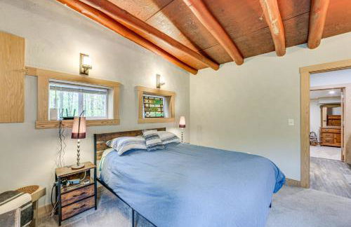 10 Mi to Mtn Resort Normalville Cabin with Balcony! - Foto 17