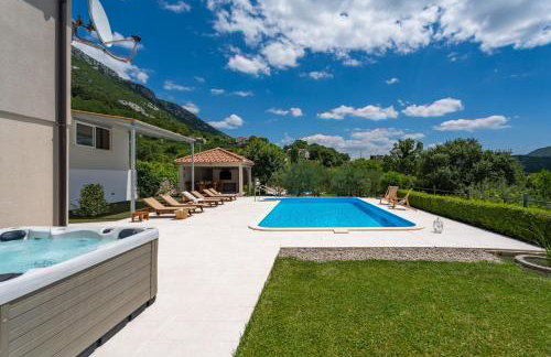 VILLA BEYBE with Jacuzzi, large private pool 50m2, BBQ,free WIFI, 3 bedrooms - Foto 12