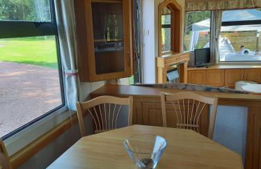 Lovely Semi-rural Caravan & Hot Tub - Sleeps Fam 6 - Photo 25
