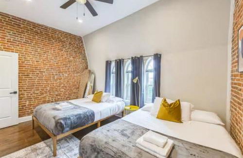 Lovely 2BR w Patio - 10 mins to DT - Sleeps 10 - Foto 16