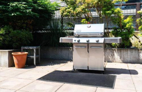 Chic 2BR • King Beds • Huge Patio • 95 Walk Score! - Foto 55