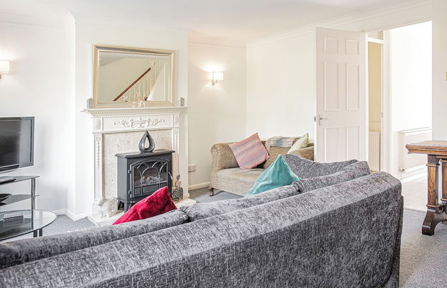 Central 2 Bed House w/ Garden and Free Parking! - Photo 49