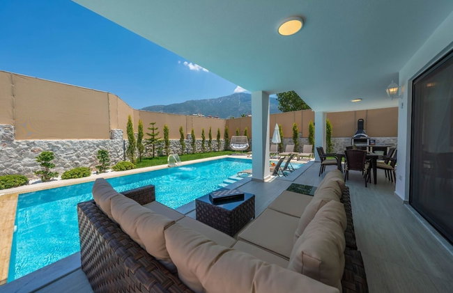 Luxury 4-bed Villa With Private Pool and Jacuzzi - Photo 34