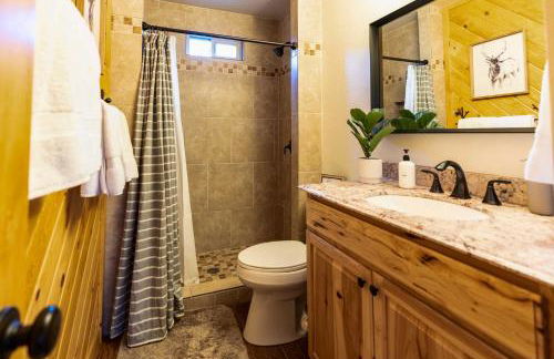 Whispering Hollow Lodge on Greer Main St! - Foto 15